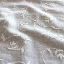 Bio-Kattun aus Baumwolle mit Stickerei - Design 69800 - ivory <120m Abnahme ORGANIC